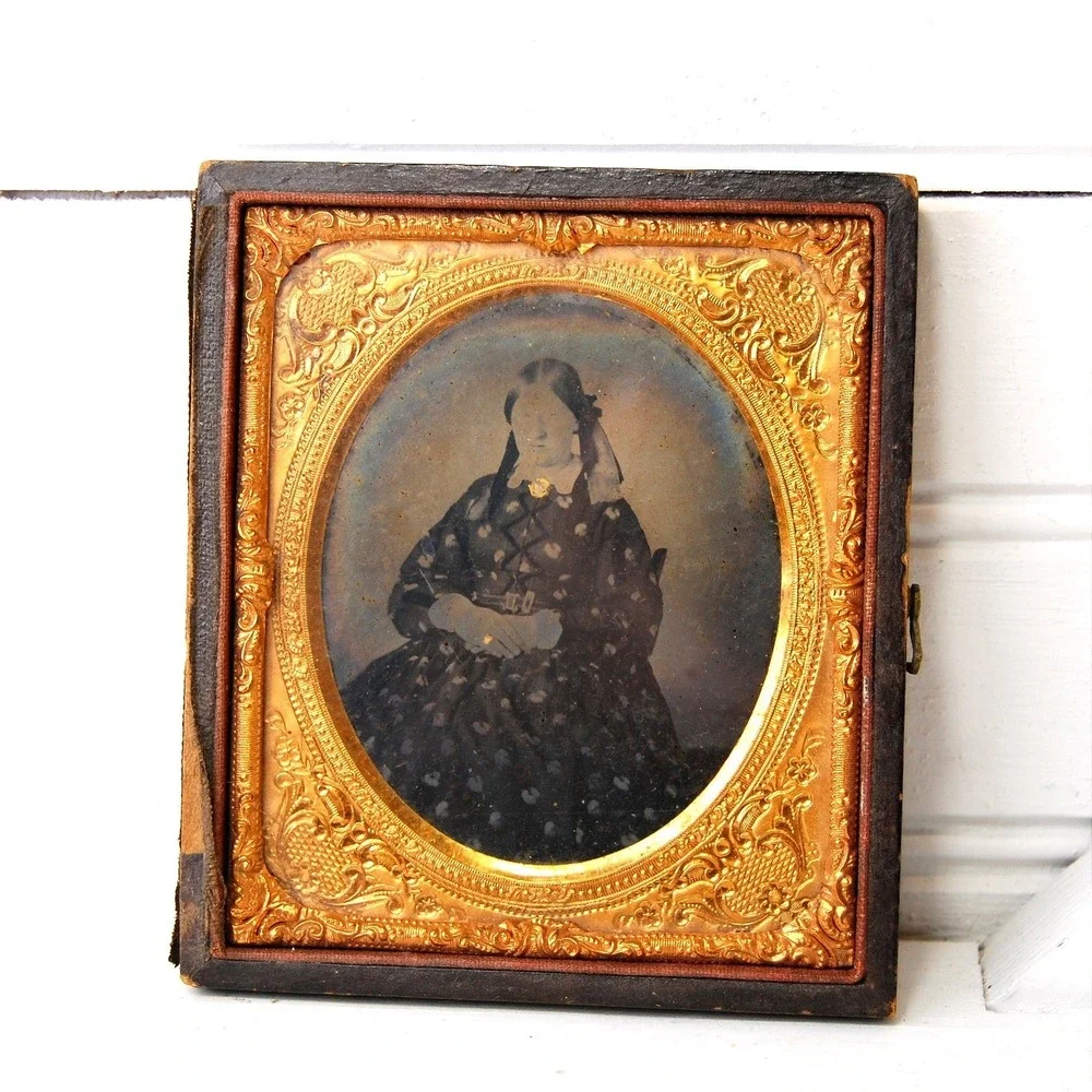 Antique Daguerrotype photo Possible Post Mortem Tintype Women‎ picture frame